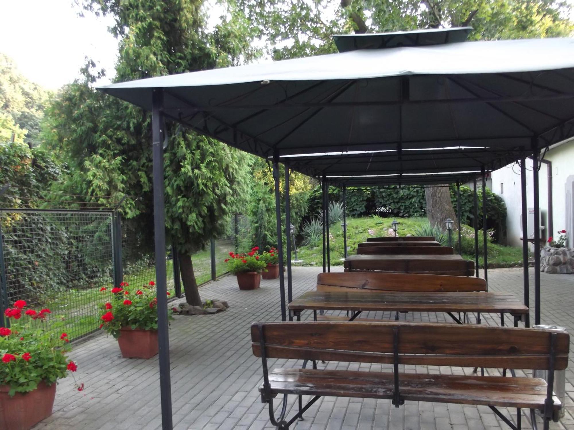 Dedek Park - Historyczny Dworek W Pieknym Parku Skaryszewskim Obok Stadionu Narodowego วอร์ซอ ร้านอาหาร รูปภาพ